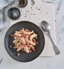 Saltear bacon com frango em tiras