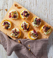 Crostini di polenta con stracchino, radicchio e noci