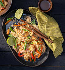 Pancit Bihon (Glasnudeln mit Gemüse und Huhn)