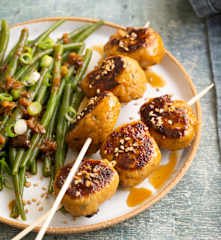 Brochettes de poulet tsukune et haricots verts au miso