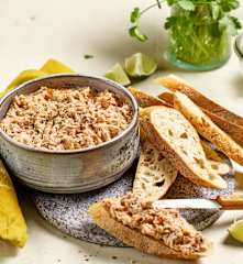 Rillettes de maquereau, tomates confites et coriandre