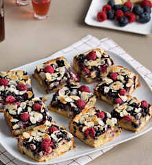 Blondie con almendras y frutos rojos