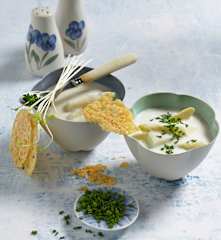 Chřestový krém se sýrovými chipsy