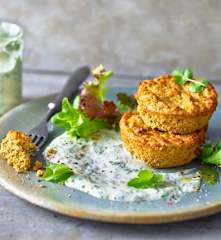 Zeleninové muffiny s tofu a koriandrovo-jogurtovou omáčkou