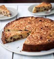 Zucchini-Kuchen mit Pinienkernen
