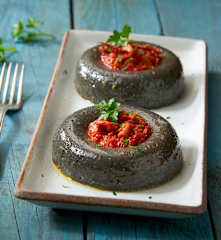 Polenta al nero di seppia con ragù di calamari