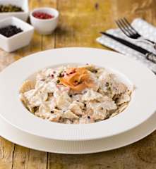 Farfalle integrali con salsa al salmone e mix di pepi