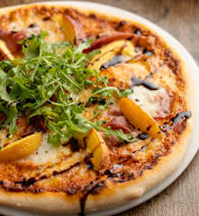 Pizza z szynką i nektarynkami