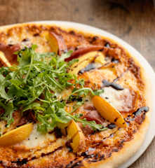 Pizza cu făină de alac, nectarine și șuncă, cu glazură de oțet balsamic