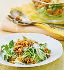 Ensalada de tallarines, berros y carne