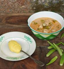 Angolan chicken peanut stew with maize meal porridge (Muamba de ginguba com galinha e funge)