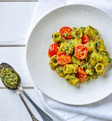 Mezze maniche con pomodorini e pesto di rucola