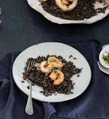 Arroz negro con calamares y gambones fritos (Cocción de arroz)