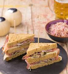 Club Sandwich al pane nero e speck con cavolo stufato