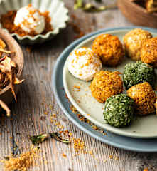 Boulettes de fromage et chips d'épluchures de carotte