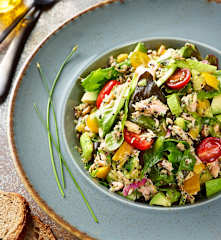 Kinoalı Sebzeli Somon Salatası