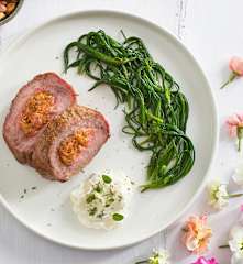 Filetto di agnello ripieno sottovuoto con contorno di agretti