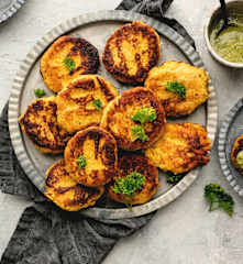Empanadas de lentejas y zanahoria con salsa schug