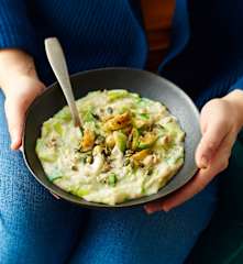 Porridge salé aux poireaux, choux poêlés et fromage frais
