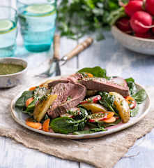 Sałatka z polędwicą wołową, młodymi ziemniakami i szpinakiem