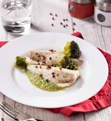 Gallinella al pepe rosa in crema di broccoli