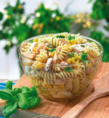 Insalata di pasta con pollo e salmone