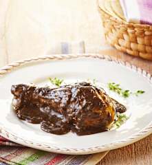 Pollo en salsa de huitlacoche