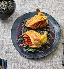 Gefüllte Poulardenbrust auf Rotwein-Spinat