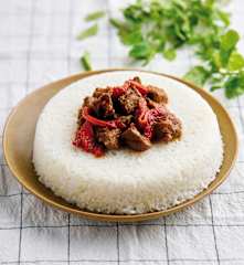 Guisado de borrego com arroz a vapor