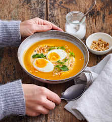 Soupe de butternut, chèvre et œuf