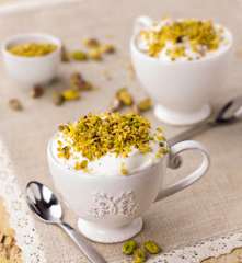 Mousse alla vaniglia con granella di pistacchi
