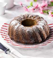 Ciambella soffice con yogurt e farina di carrube