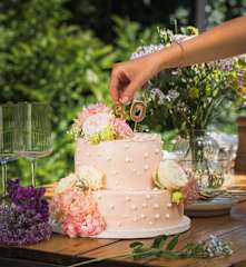 Perłowy tort piętrowy