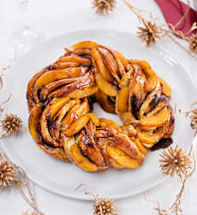 Kringle Estonia con melocotón y salsa de caramelo