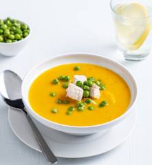 Kremowa zupa marchewkowa z kurczakiem