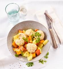Putenbällchen mit Kürbisgemüse in Currysauce