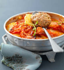 Gratin de pomme de terre, tomate et kefta, sauce au poivron