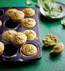 Muffins integrais com queijo e espinafres