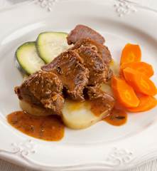 Carrilleras al pimentón con verduras