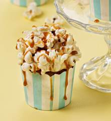 Cupcaky s popcornem a slaným karamelem