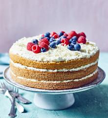 Buchweizen-Biskuit-Torte mit Himbeeren und Heidelbeeren