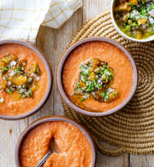 Gaspacho tomate-poivron et salsa câpres-abricots moelleux