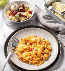 Menu: Riz aux poivrons et scampis, papillote de fruits chauds et glace