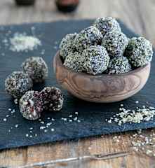 Σοκολατένιες μπάλες ενέργειας με σπόρους κάνναβης