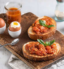 Bruschetta z duszonymi pomidorami; Jajka na miękko