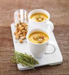 Creme de cenoura, leite de coco e caril