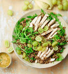 Salade de lentilles au poulet et raisin, sauce aigre-douce