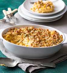 Macaroni cheese with a crunchy topping
