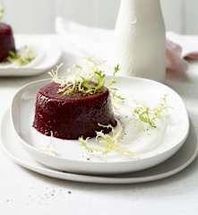 Rote-Bete-Sülzchen mit Schmandsauce