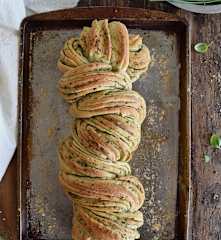 Trenza de pan con ajo y hierbas